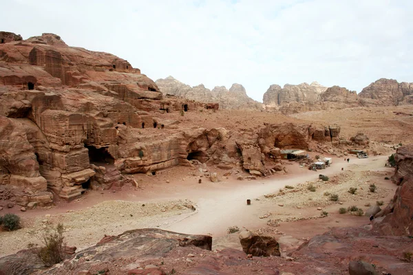 Graven uitgehouwen in de rode zandsteen in Petra, Jordan — Stockfoto