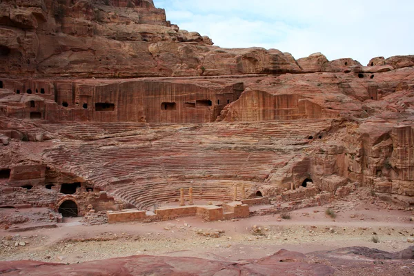 Tumbas talladas en la piedra arenisca roja en Petra, Jordania — Foto de Stock