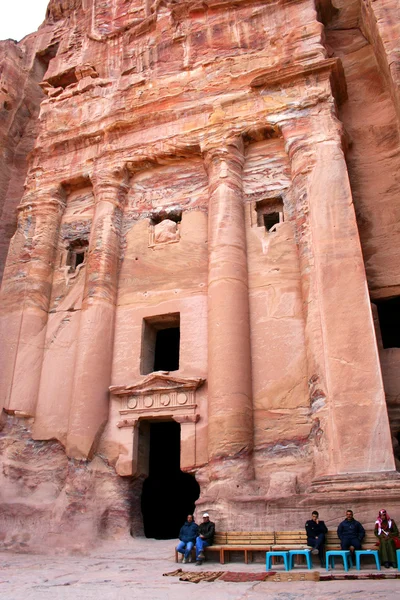 Graven uitgehouwen in de rode zandsteen in Petra, Jordan — Stockfoto