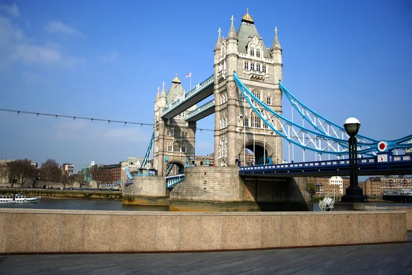 ロンドン、イギリスのテムズ川に架かるタワー ブリッジ — ストック写真