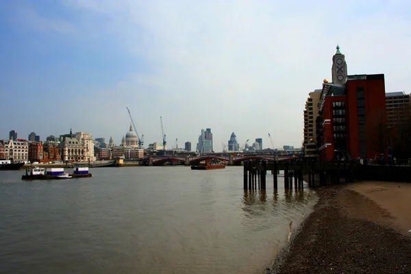 Londra görünümü. Şehir manzarası, Londra, İngiltere ile Tower Bridge yakınındaki Thames Nehri — Stok fotoğraf