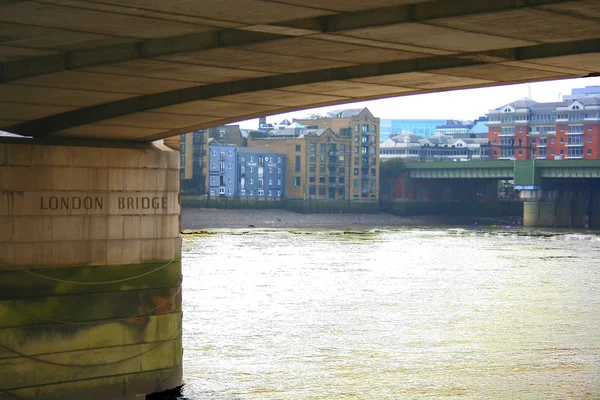 Puente de Londres sobre el Támesis en Londres — Foto de Stock