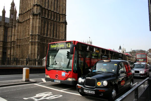 Autobús rojo y cabina afuera Casas del Parlamento, Londres, Reino Unido — Foto de Stock