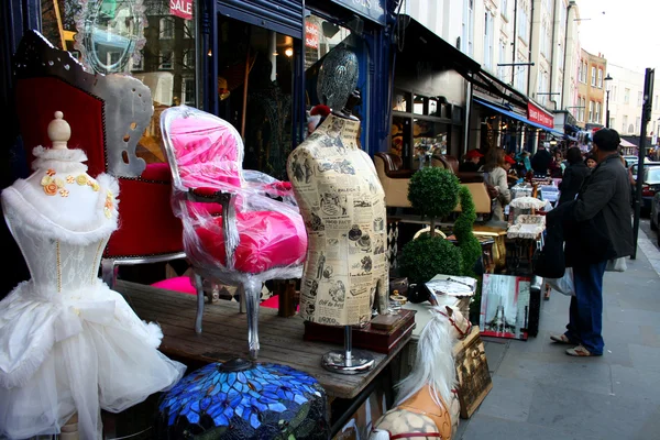 Pessoas fazendo compras na estrada Portobello Londres — Fotografia de Stock