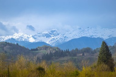 Büyük Kafkasya Dağları 'nın karlı zirvelerinin manzarası, Samegrelo-Zemo Svaneti, Georgia.