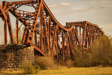 Enguri Nehri üzerindeki tren köprüsünün kalıntıları, Shamgona, Samegrelo-Zemo Svaneti, Gürcistan.