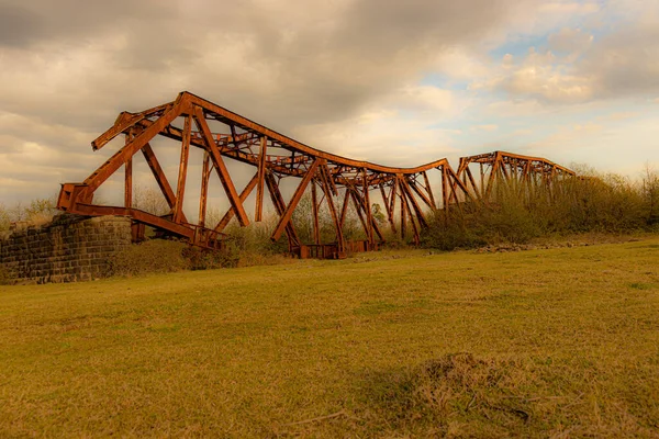 格鲁吉亚Samegrelo Zemo Svaneti Shamgona Enguri河上一座被毁的铁路桥景观 — 图库照片