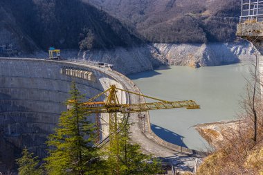 Gürcistan 'daki Enguri Nehri üzerindeki Enguri hidroelektrik barajı. Şu anda dünyanın en yüksek ikinci beton kemeridir ve baraj 271,5 metre yüksekliğinde ve 750 metre genişliğindedir..