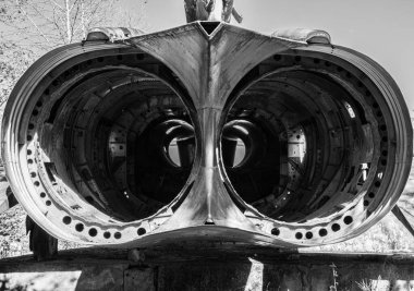 Georgia 'da eski bir savaş uçağı enkazının gövdesi açıkta kalmış. 