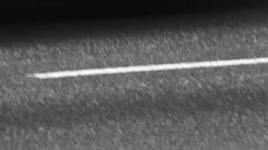 Şehir caddesi asfalt çatlakları. Kısa kentsel geçiş görüntüsü. Sallantılı yol çizgisi.