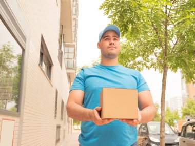 Postacı ya da kurye üniformalı beyaz adam ya da kapı ve sokaklara giren parseller.