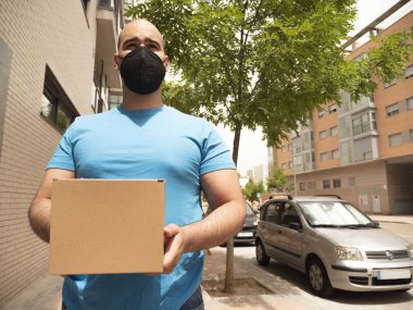 Postacı ya da kurye üniformalı beyaz adam ya da kapı ve sokaklara giren parseller.