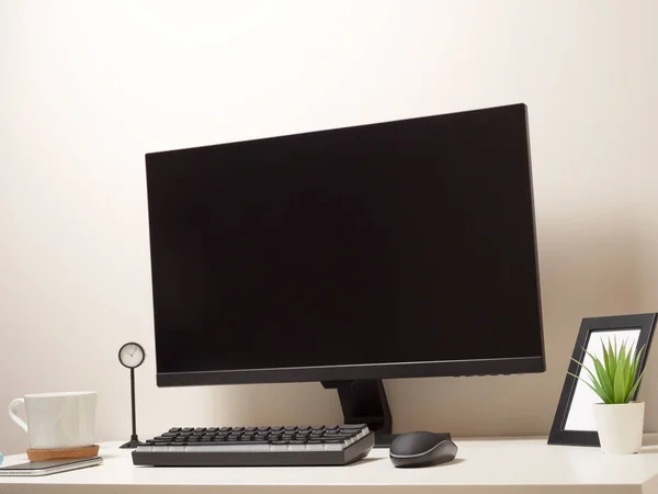 Ordenador Con Teclado Inalámbrico Ratón Inalámbrico Una Mesa Blanca Con — Foto de Stock