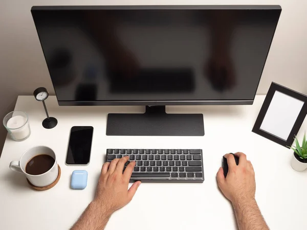 电脑上有无线键盘 桌上有无线鼠标 桌上有黑钟 手机上有白咖啡 — 图库照片
