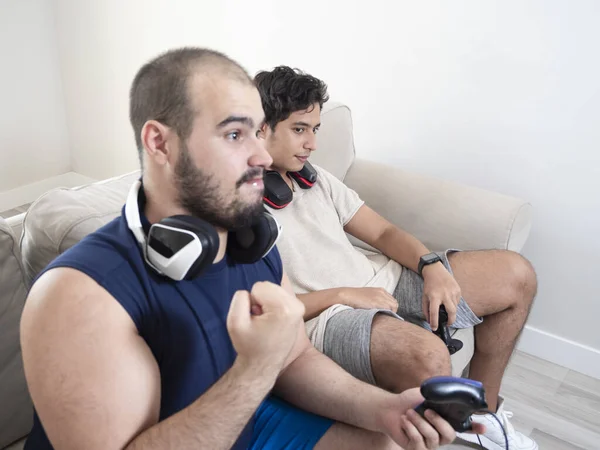 Dos Adultos Jóvenes Jugando Videojuegos Con Controles Videojuegos Sofá Blanco — Foto de Stock