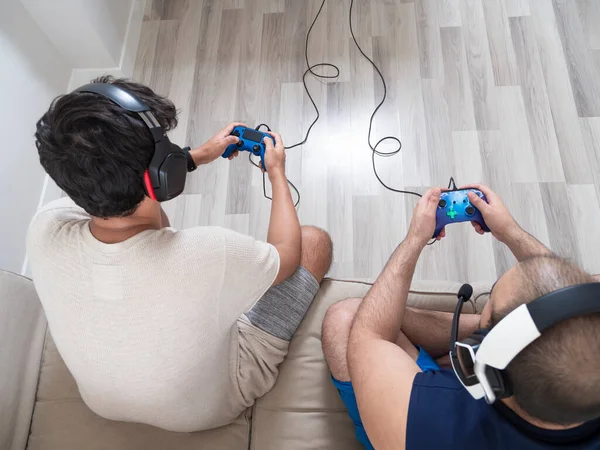 Dos Adultos Jóvenes Jugando Videojuegos Con Controles Videojuegos Sofá Blanco —  Fotos de Stock