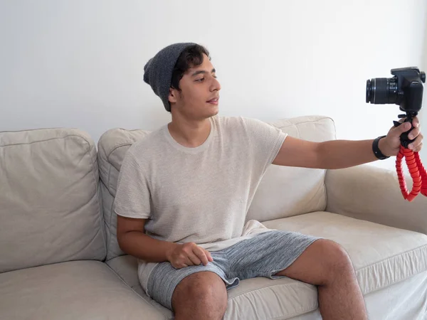 Jovem Hispânico Criando Conteúdo Roupas Para Redes Sociais Com Uma — Fotografia de Stock