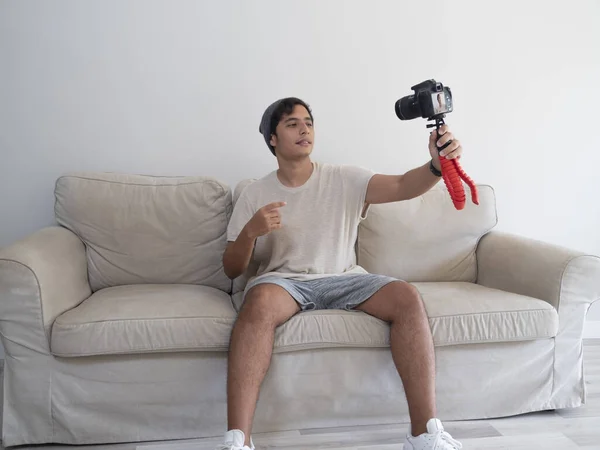 Jovem Hispânico Criando Conteúdo Roupas Para Redes Sociais Com Uma — Fotografia de Stock