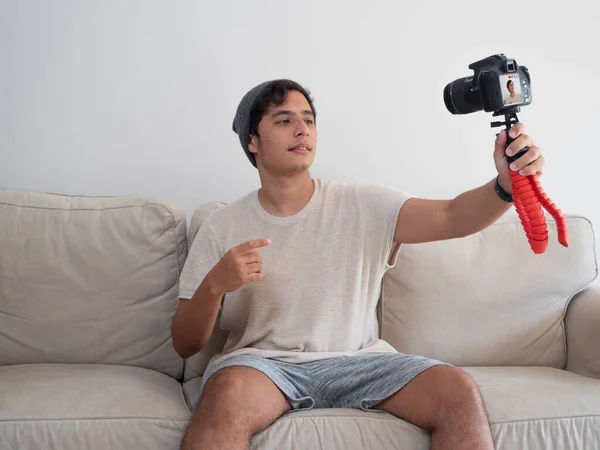 Jovem Hispânico Criando Conteúdo Roupas Para Redes Sociais Com Uma — Fotografia de Stock