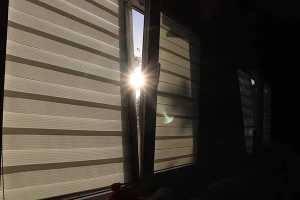 Луч Солнечного Света Сквозь Полуоткрытое Окно Лицензионные Стоковые Фото