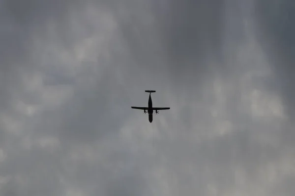 空を飛ぶ飛行機 — ストック写真