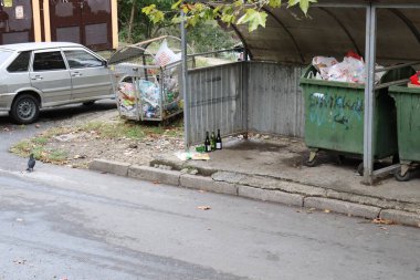 Çöp toplama konteynırları olan site