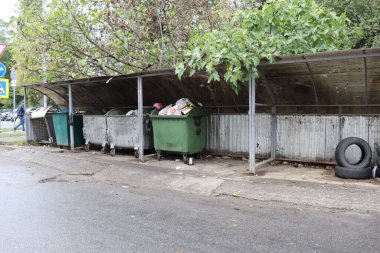 Çöp toplama konteynırları olan site