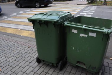 Sokaktaki yeşil plastik çöp tenekeleri