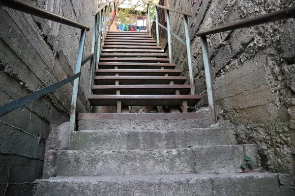 Escadas Rua Com Grades Entre Casas — Fotografia de Stock