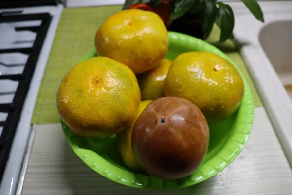 Mandarinky Persimony Zelené Míse — Stock fotografie