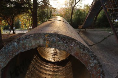 Oyun parkında beton tünel