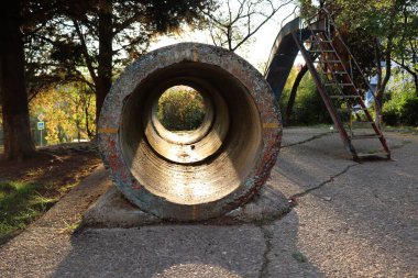 Oyun parkında beton tünel