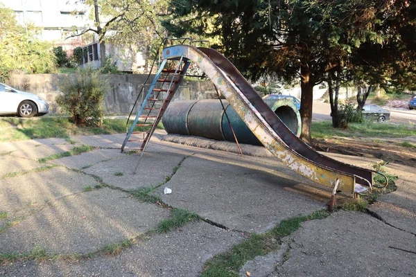 Oyun parkında beton tünel