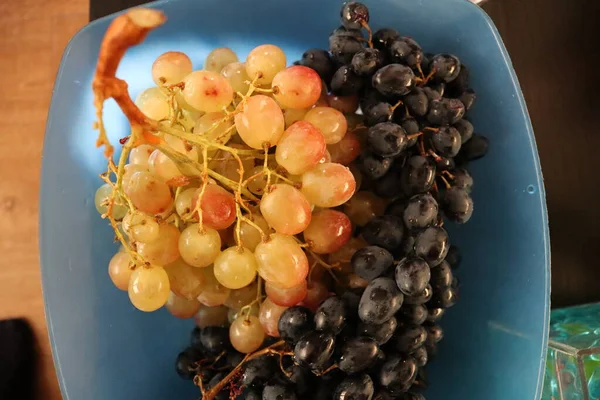 White Black Grapes Blue Bowl — Stock Photo, Image