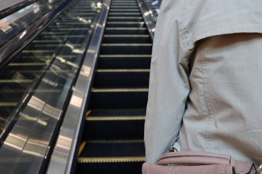 Alışveriş merkezinde yürüyen merdiven.