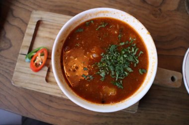 Bir kase fesleğenli çorba.