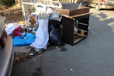 Sokaktaki çöplük.