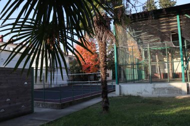 Şehir caddesinde spor sahası