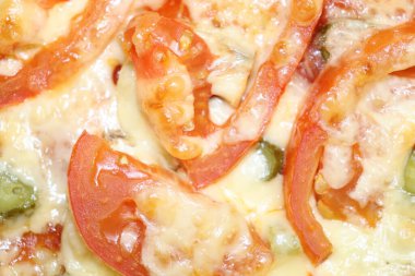 peynirli ve domatesli fırında pizza