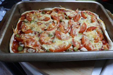 peynirli ve domatesli fırında pizza