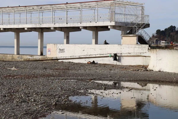 Güneşli bir günde deniz manzarası