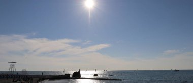 Denizin üzerinde gün batımı