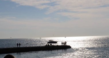 Denizin üzerinde gün batımı