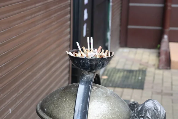 Aschenbecher Mit Zigarettenstummeln Auf Der Straße — Stockfoto