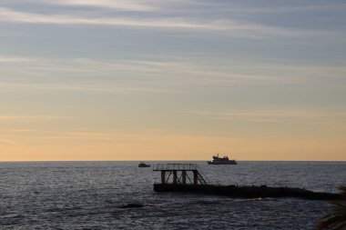 Denizin üzerinde gün batımı