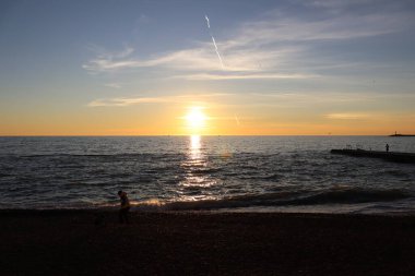 Denizin üzerinde gün batımı
