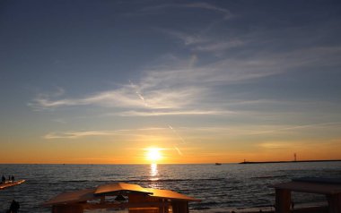 Denizin üzerinde gün batımı