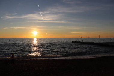 Denizin üzerinde gün batımı