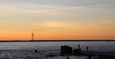 Denizin üzerinde gün batımı