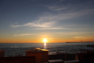 Denizin üzerinde gün batımı